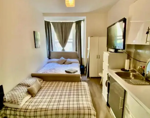 Modern Studio Apartment Sleeps 4 People Opposite Westfield Shepherds Bush
